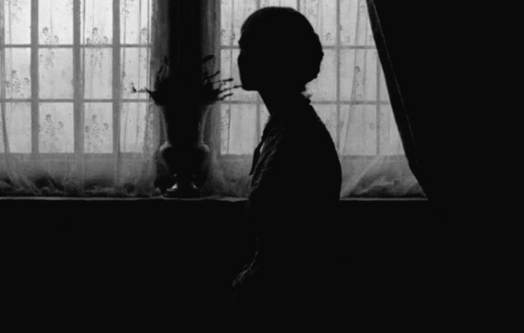 "Geldi yine,
Yalnızlığın  omuzlarıma çivisini 
Çaktığı vakit..."