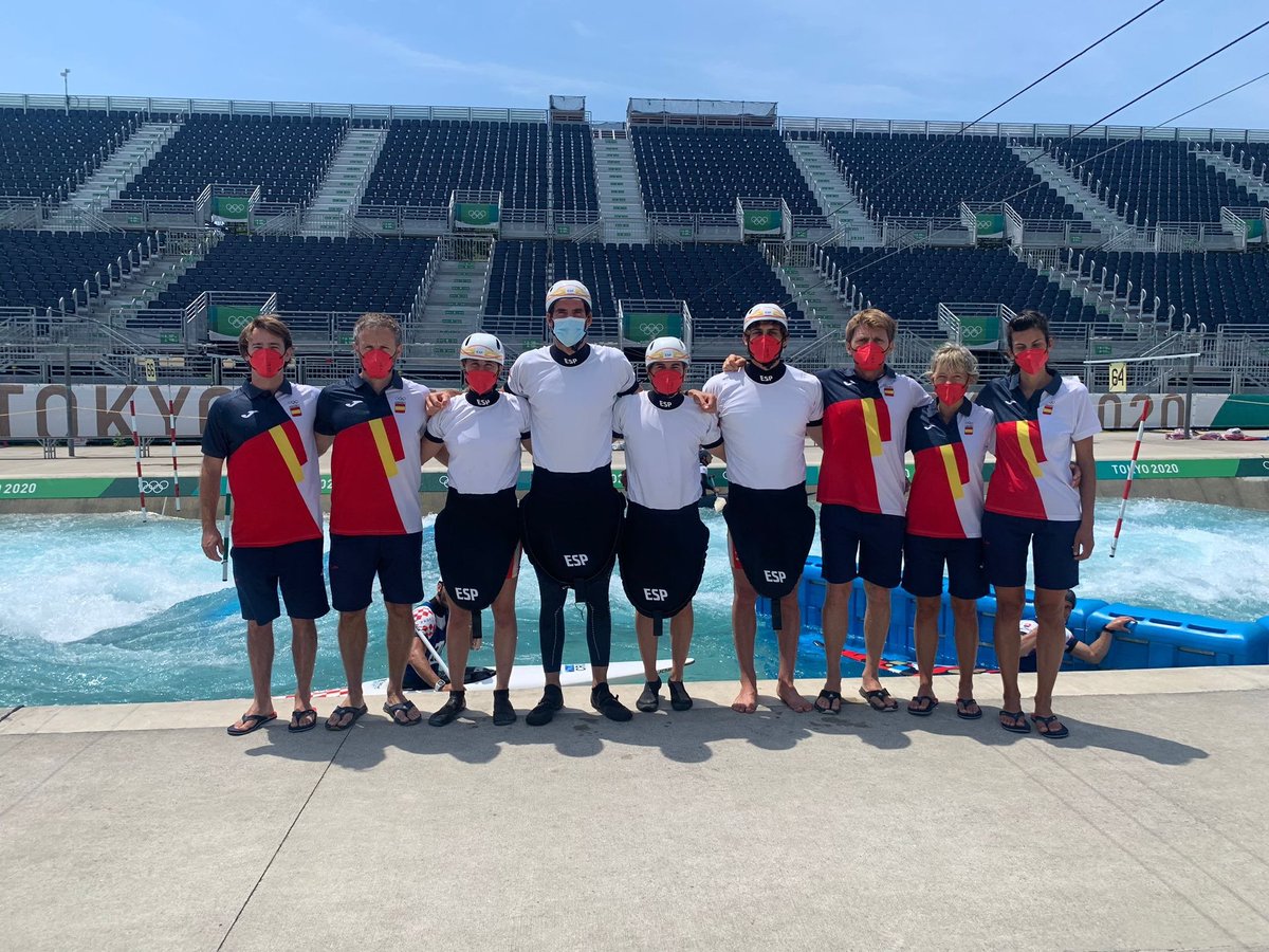 🛶 Primer posado del equipazo español de eslalon que compite en #Tokio2020.

👉 Ya están listos para dar mucha guerra y para darnos muchas alegrías.

🔝 Vemos a nuestros palistas en la imagen; en el centro Núria Vilarrubla, Ander Elosegui, Maialen Chourraut y David Llorente.