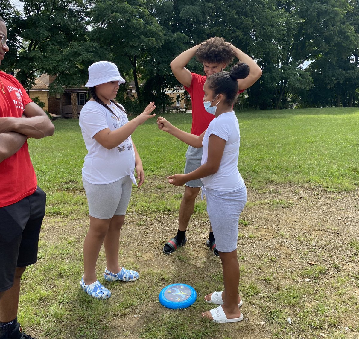 BestoftheBatch's tweet image. 𝕎𝕖&apos;𝕧𝕖 𝕘𝕠𝕥 𝕘𝕒𝕞𝕖! 𝕎𝕖&apos;𝕧𝕖 𝕘𝕠𝕥 𝕒𝕚𝕞!  

Having lots of FUN in the ☀️ today by starting off Active Week with frisbee games! 🥏🏃🏾‍♂️🏃🏽‍♀️

#SummerofPlay #CampBatch