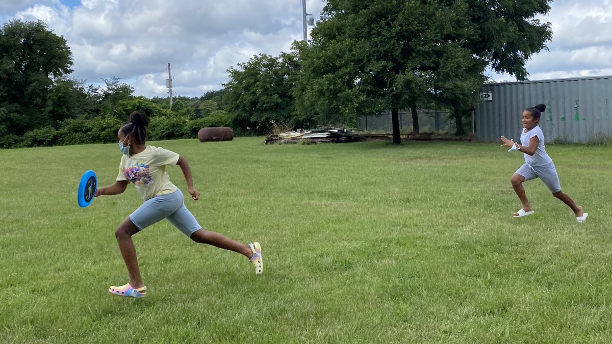 BestoftheBatch's tweet image. 𝕎𝕖&apos;𝕧𝕖 𝕘𝕠𝕥 𝕘𝕒𝕞𝕖! 𝕎𝕖&apos;𝕧𝕖 𝕘𝕠𝕥 𝕒𝕚𝕞!  

Having lots of FUN in the ☀️ today by starting off Active Week with frisbee games! 🥏🏃🏾‍♂️🏃🏽‍♀️

#SummerofPlay #CampBatch