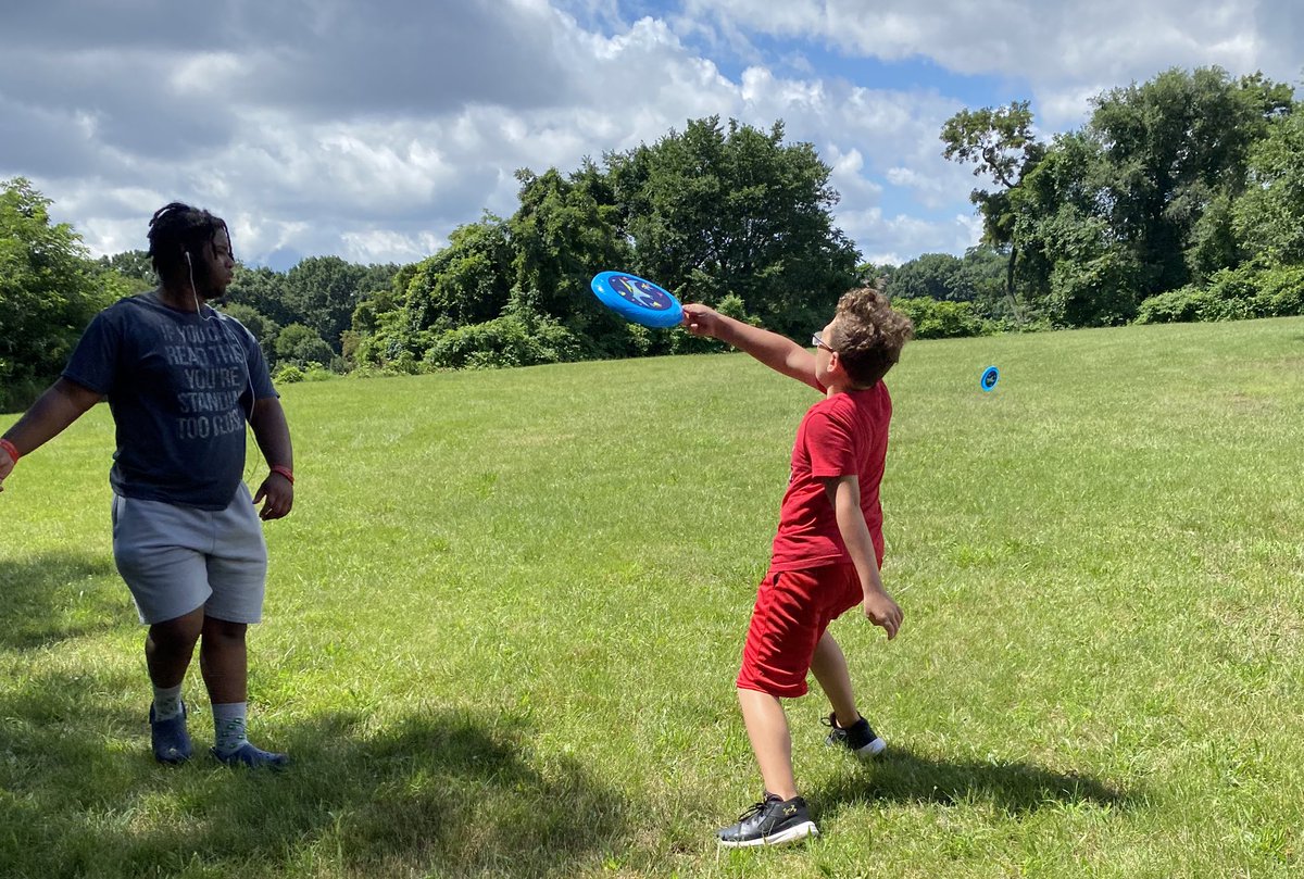 BestoftheBatch's tweet image. 𝕎𝕖&apos;𝕧𝕖 𝕘𝕠𝕥 𝕘𝕒𝕞𝕖! 𝕎𝕖&apos;𝕧𝕖 𝕘𝕠𝕥 𝕒𝕚𝕞!  

Having lots of FUN in the ☀️ today by starting off Active Week with frisbee games! 🥏🏃🏾‍♂️🏃🏽‍♀️

#SummerofPlay #CampBatch