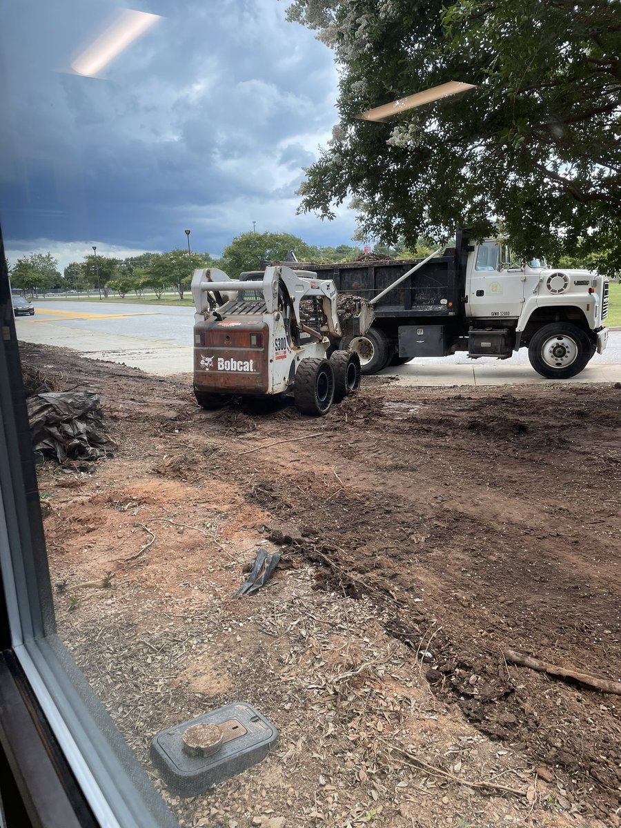cmcbohnen's tweet photo. Bryson is getting a little landscaping makeover. All of the old shrubs and trees have been removed. We are looking forward to a fresh facelift and our agriculture class having the opportunity to add their personal touches. #brysonbulldogs #studentscreate #blankslate https://t.co/CsRCmoGRWl