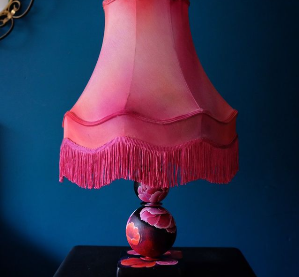 EmmausLeeds's tweet photo. We 💚 seeing your #EmmausLeeds upcycling creations! How stunning is this lampshade (£1) and lamp fitting (£3) combo? Purchased and styled by our volunteer Tiffany.
Have you got an upcycled Emmaus Leeds piece? Tag us in your creations ❤️#Upcycling #Leeds #UpcyclingDecor https://t.co/m9skaMSuDd