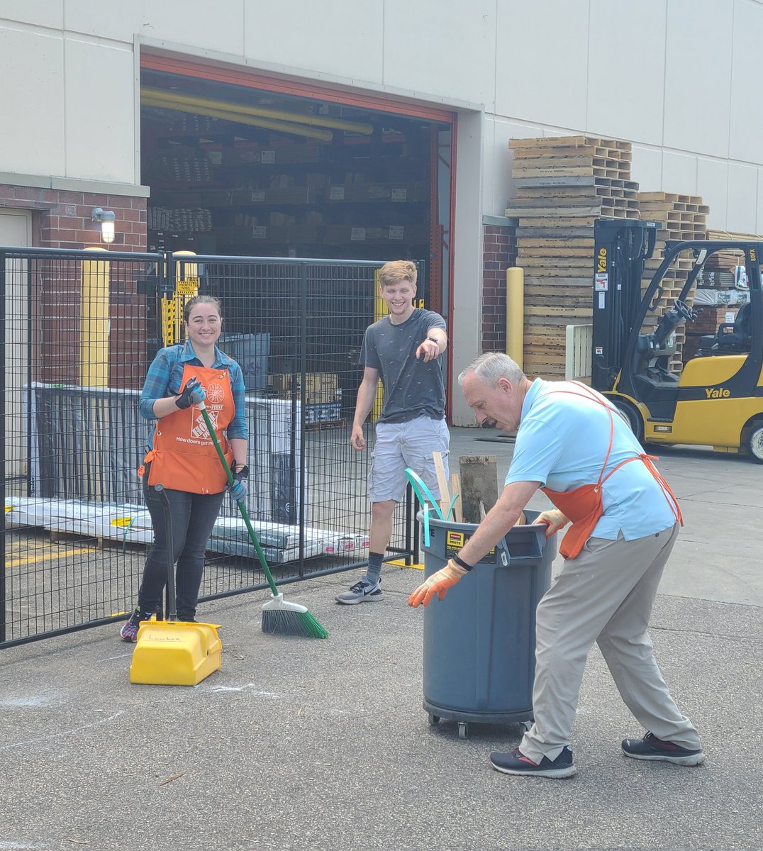 Take THAT, dirt! #keepingitclean <a href="/TanillaD/">Tanilla Dreese</a> #iambroomcertified