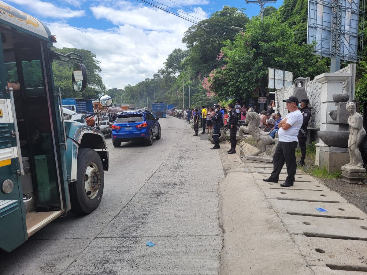 tcsnoticias's tweet photo. #TráficoSV 
La @PNCSV informa que el paso vehicular sobre la carretera hacia el Puerto de La Libertad, ha sido restablecido en su totalidad en ambos sentidos. https://t.co/cPueu8Woqi