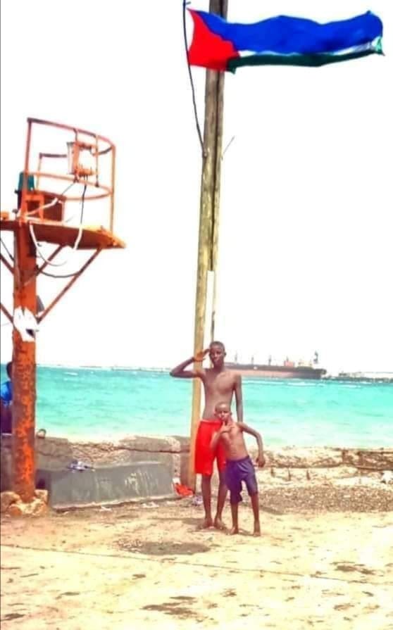 MariamA33001894's tweet image. Une exécution extra-judiciaire en cours : un mineur âgé à peine de 16 ans a été arrêté à #Tadjourah et transféré au prison de #Gabode #Djibouti-ville parce qu'il s'est pris en photo devant un drapeau #Afars. Selon sa famille il a été torturé!
#IstandwithAFARpeople #RDVETI