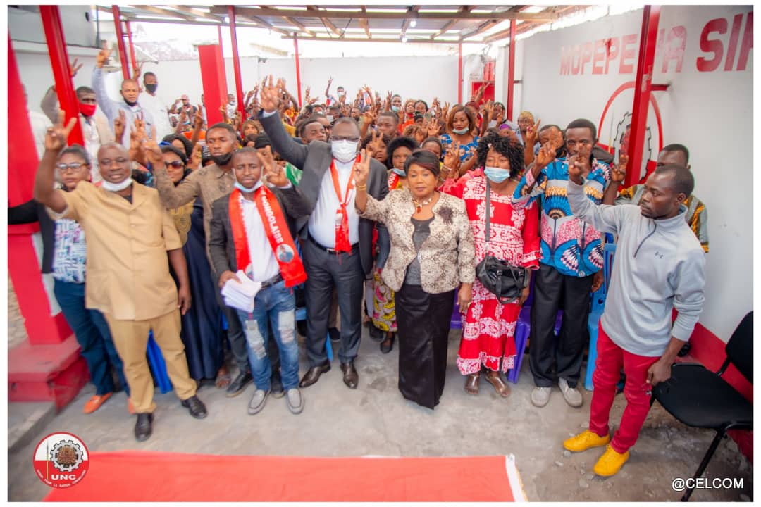 MatwikaP's tweet photo. Plus de 300 sympathisants  @VitalKamerhe1 se sont rués aujourd'hui au siège @uncrdc #Kin pour l'achat des cartes de membre. Une adhésion massive qu'on ne retrouve nulle part ailleurs qu'à ce parti national. Grand merci à @BMubonzi #Anne_Elongo et à #Youssouf_KAWANDA. https://t.co/wDivX6oHpv