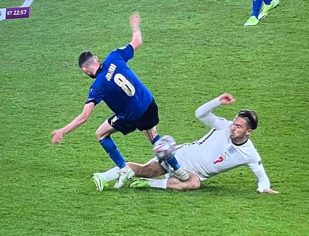 cdeighton30's tweet photo. @NotxMe @RutgerHoeven @alexandreafonso Once again this is about the players on the pitch. Behaviour breeds behavior and if you think pic 1 and this one are acceptable then your current or future offspring will turn out to be like the scum bags in pic 2! https://t.co/c5rRoplc1x