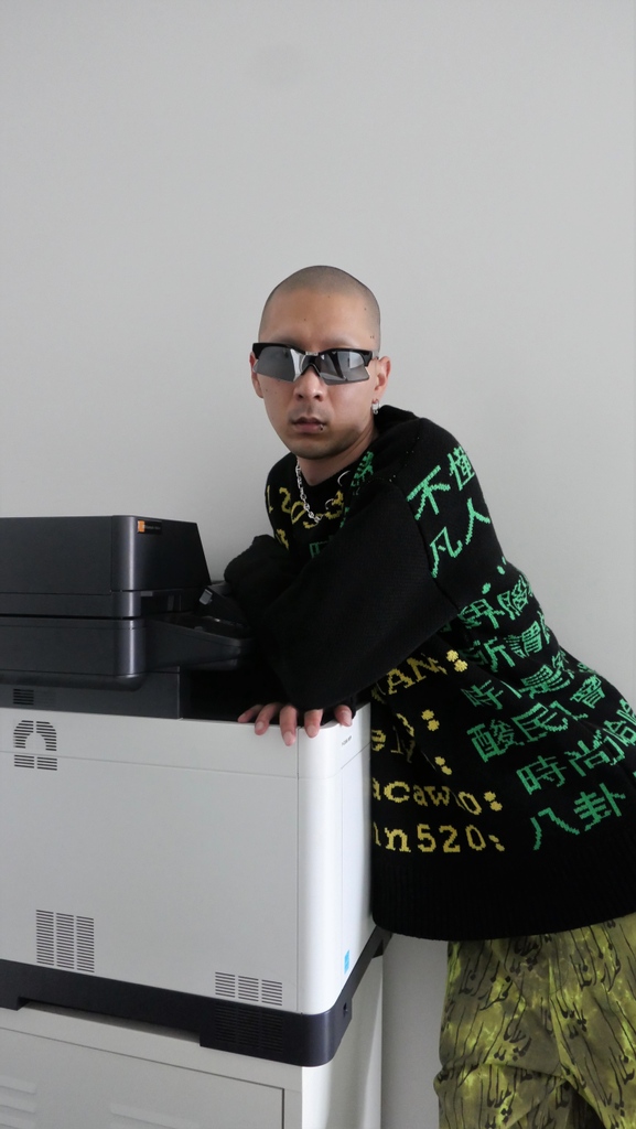 gate194's tweet image. chngk2 hanging out in the office 🖤