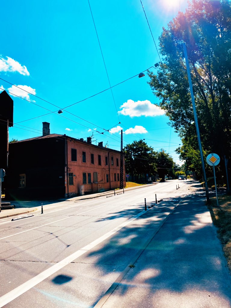 Minos un smīnu pie sevis. Kamēr Čaka ielas vienu velo joslu taisās likvidēt, tikmēr krutākajā rajonā - maskavas forštatē, var izvēlēties, kā tikt mājās - pa Krasta maģistrāli vai 15. trol. maršrutu.