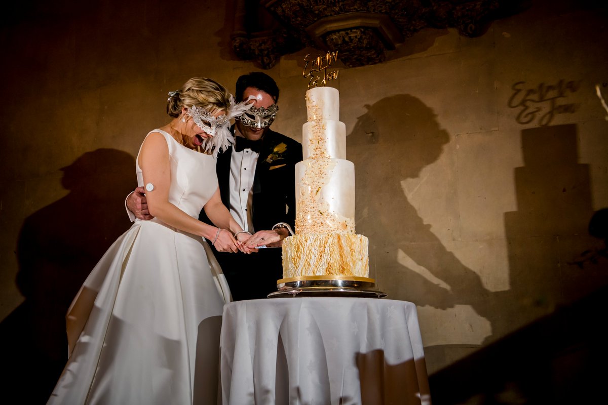 SimplyAlpa's tweet photo. Sometimes I get asked 'Alpa please can we leave it with you to finalise the design, surprise us!' One of my favourites. Photos @marcuscharterphotography #weddingcake #cakes #weddingseason https://t.co/a1vQRnBoWz