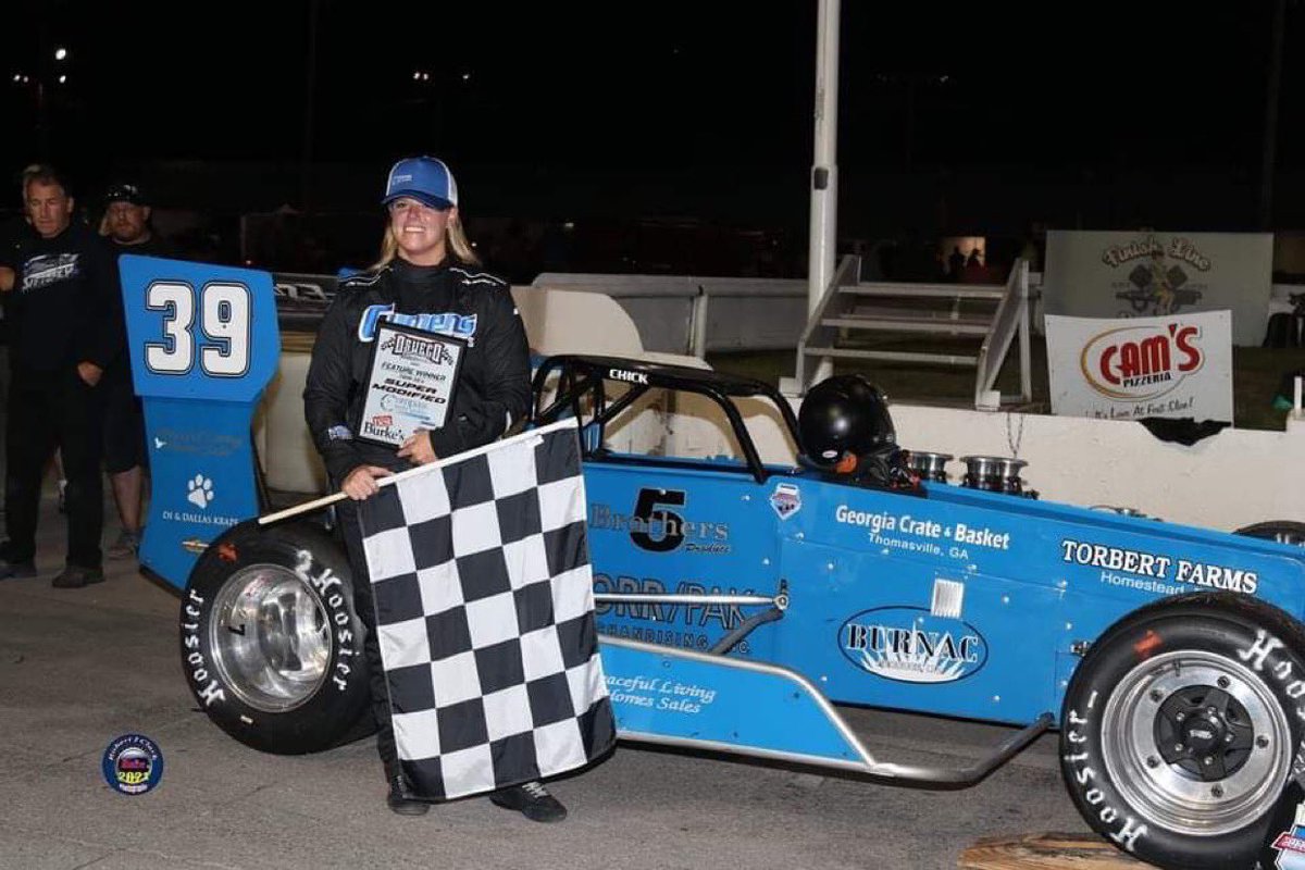 .@AlisonSload 'Sends It' for Win in Rescheduled Supermodified Twin 35 … RACE RECAP 📝→  oswegospeedway.com/news/?i=94357 

📸 Bob Clark 

#SteelPalace | #Supermodifieds