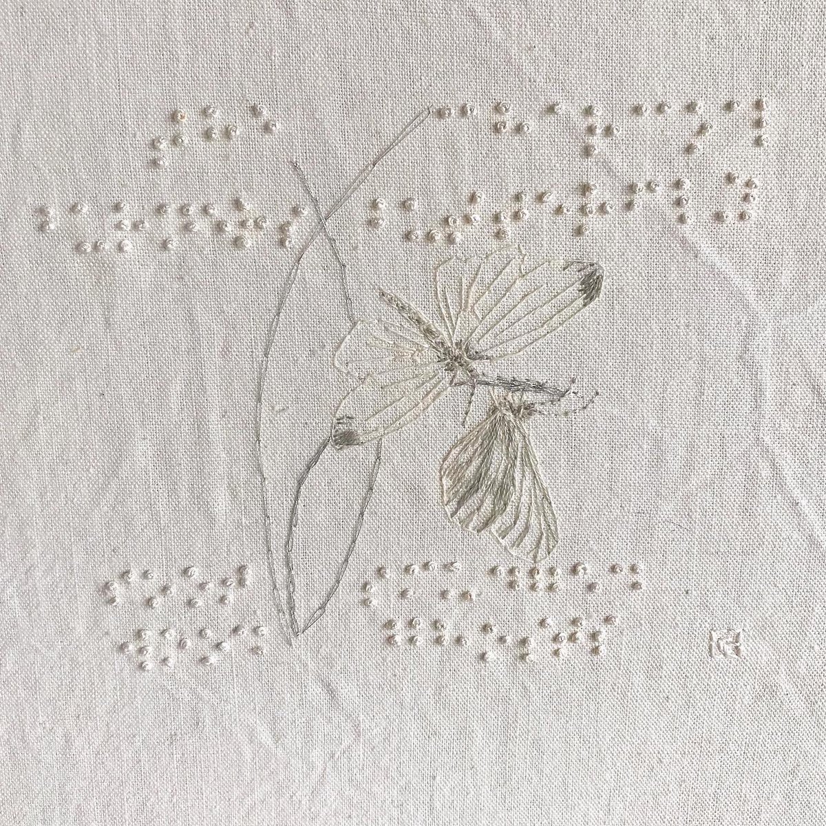 cat_frampton's tweet photo. I realised I haven’t posted #art on here for ages, so here is my latest piece. #woodwhitebutterfly #embroidery
Less is more!
a ghostly work for a rare #butterfly
thread #braille making it a ‘to be felt not seen’ picture
In some lights it almost disappears

Commissions welcome… https://t.co/CIi89V5Kec
