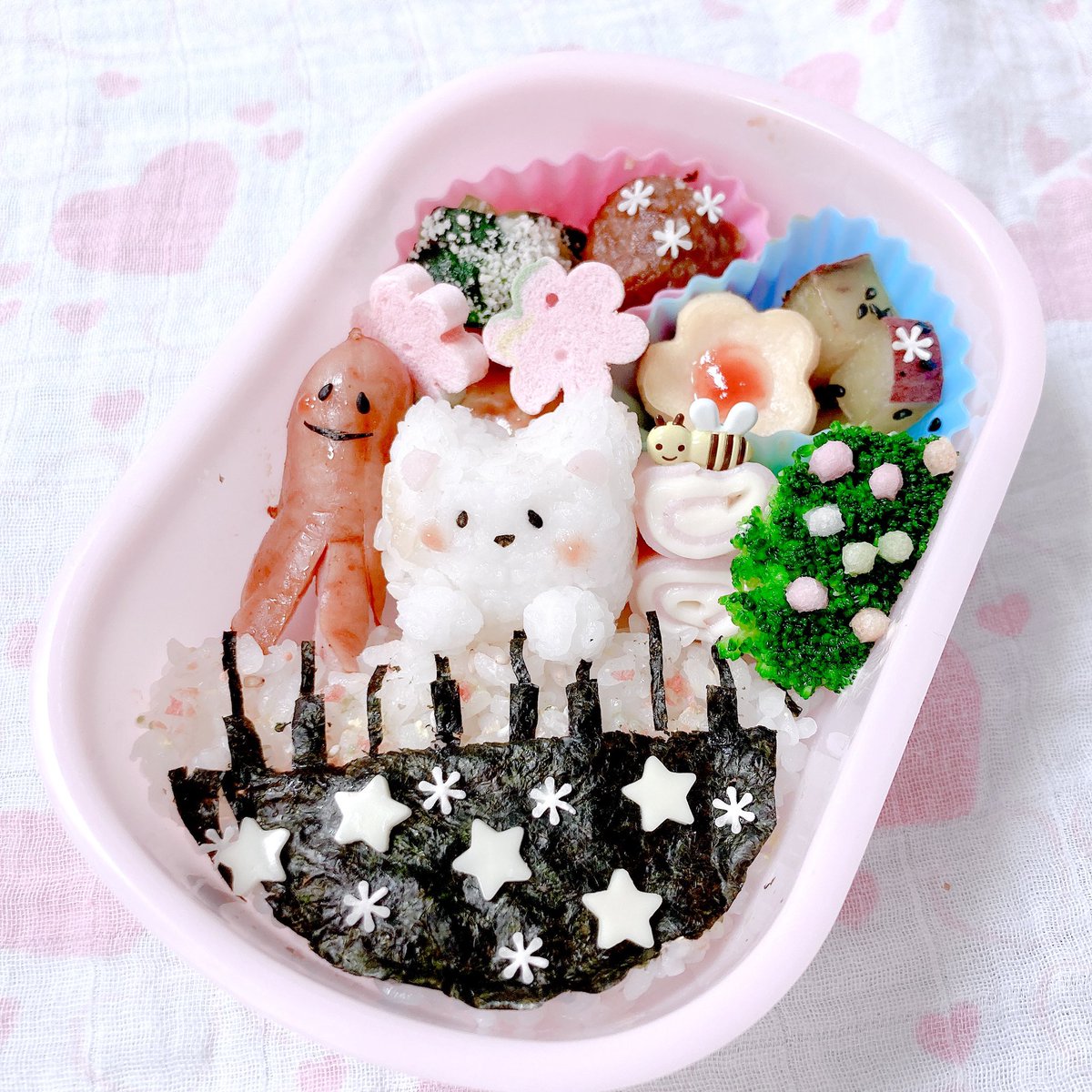 みら キャラ弁 お弁当記録 今日はすみっコぐらしのしろくまピアノ弁当 しろくまちゃん 目を黒ごまで作ったらやっぱり顔が似てない 笑 あとピアノ作るのにふりかけご飯の上に海苔切ってのせたらふにゃふにゃになっちゃった 今日のお弁当 みら キャラ弁 お弁当記録 今日はすみっコぐらしのしろくまピアノ弁当 しろくまちゃん 目を黒ごまで作ったらやっぱり顔が似てない 笑 あとピアノ作るのにふりかけご飯の上に海苔切ってのせたらふにゃふにゃになっちゃった 今日のお弁当