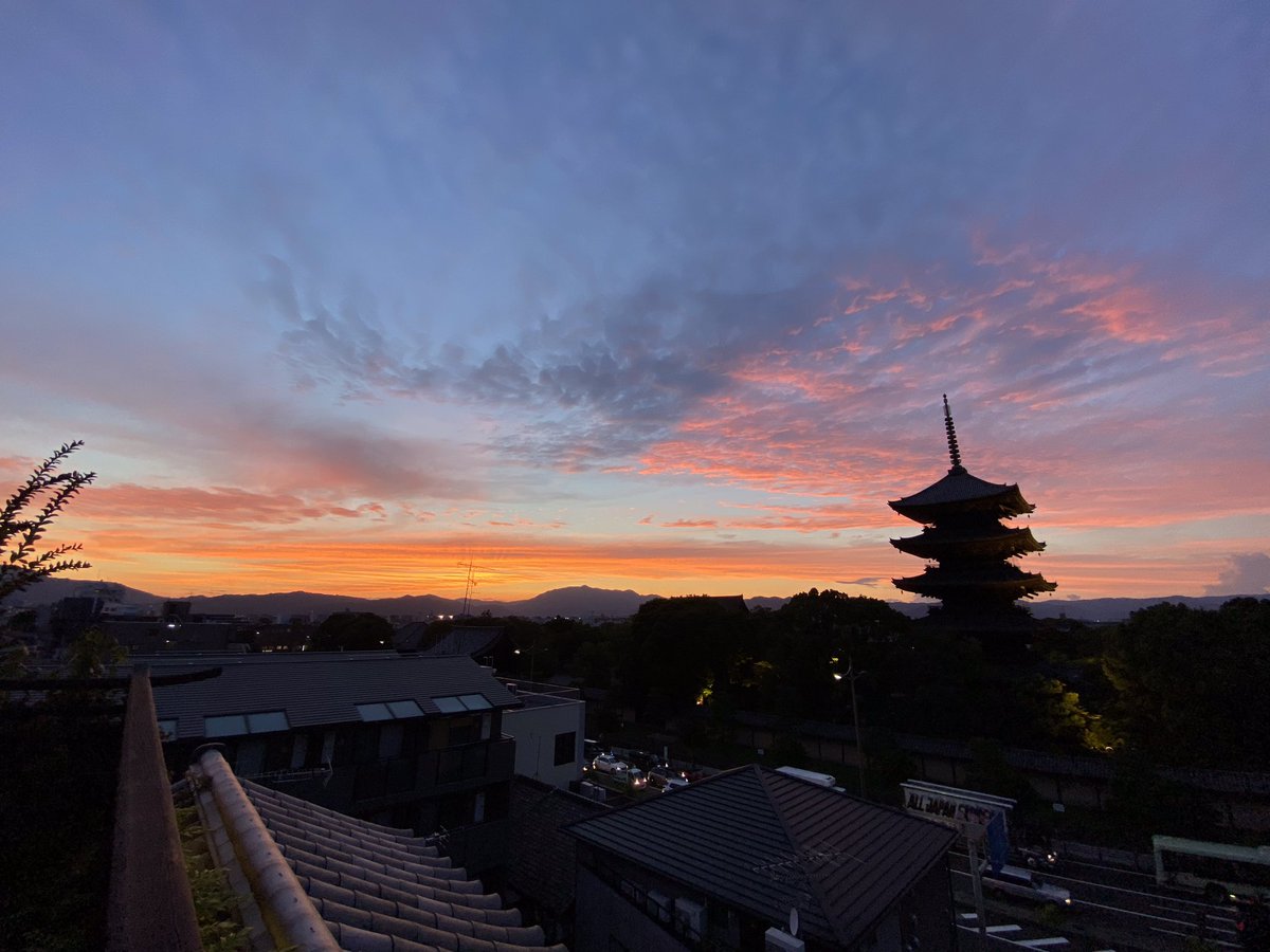 sunrise_suites's tweet photo. 昨日の夕焼け空
Stunning sunset sky of yesterday
昨天黃昏的天空
#京都 #東寺 #サンライズスイーツ #サンライズスイーツ京都 #ホテル #枯山水 #五重塔 #日本庭園 #kyoto #tojitemple #sunrisesuites #templeview #pagodaview #zengarden #Japanesegarden #日升套房酒店 #京都日升套房酒店 #京都酒店 https://t.co/YUjm27ZSlt