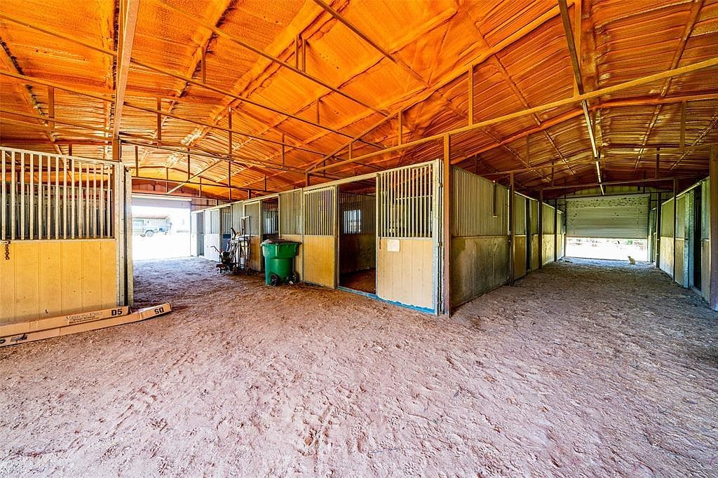 TxHorseProperty's tweet image. ENNIS, NORTH TEXAS. 9.2 acres, 4/2 home, 40 mins to Dallas. Barn w/11 stalls, 4 loafing sheds, 7 pastures. 2 fishing ponds, shooting berm, implement shed. $625K  #txhorseproperties #ennistx #northtexas txhorseproperties.com/properties/135…