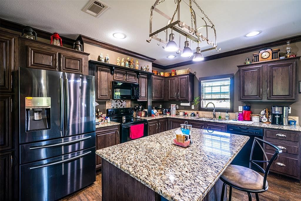 TxHorseProperty's tweet image. ENNIS, NORTH TEXAS. 9.2 acres, 4/2 home, 40 mins to Dallas. Barn w/11 stalls, 4 loafing sheds, 7 pastures. 2 fishing ponds, shooting berm, implement shed. $625K  #txhorseproperties #ennistx #northtexas txhorseproperties.com/properties/135…