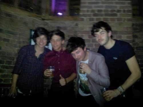 otbhqbit's tweet photo. AU LARRY

H sale de joda con su grupo de amigos y conoce a un chico que le tiró chamuyos de camionero toda la noche. 

L conoce a H en una joda y se lo intenta chamuyar, a la mañana siguiente encuentra fotos de ellos juntos en su celular y le escribe por ig pero lo rechaza. https://t.co/hY5xV0BOK2