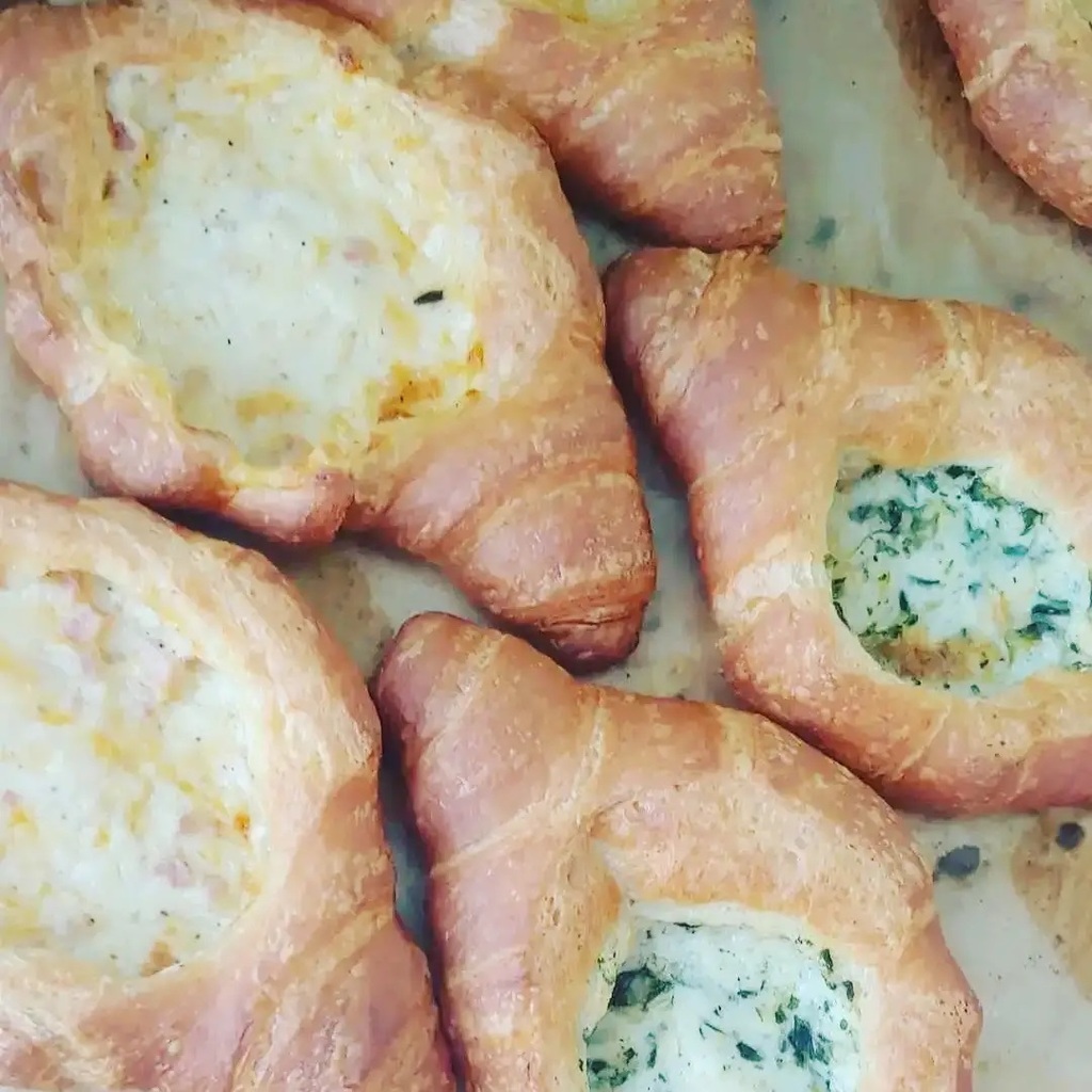 They are back!!
#hamandcheese
#spinachandfeta

See you tomorrow early 😜 like 3am 😂😂

benannabakery.com

#Chilliwack #bakery #benannabakery #fraser #fraservalley #Abbotsford #vancouver #YVR #langleybc #pastry instagr.am/p/CRP3VzZjMMd/