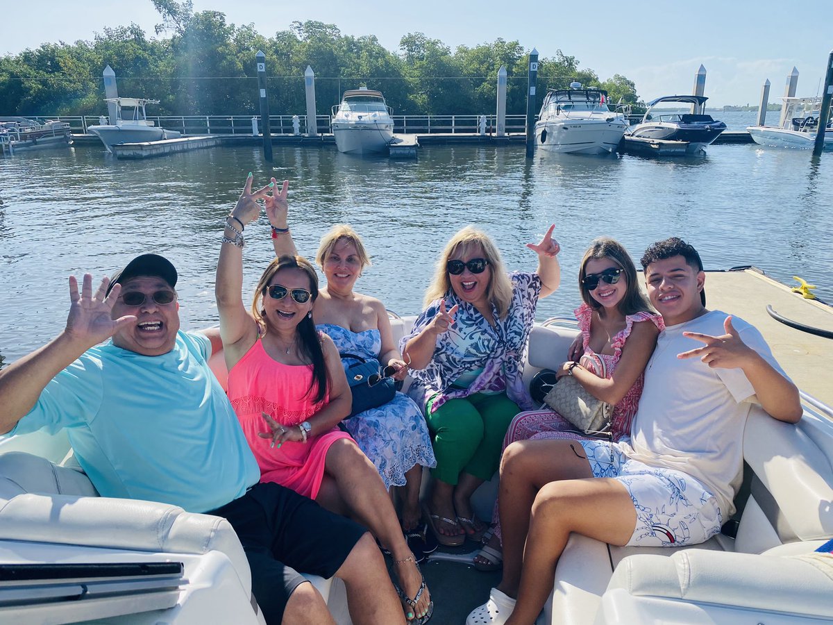 ccglaser's tweet photo. Beautiful Monday for a dolphins/beach day for our guests today π€π¬ Making family memories is what we do! #boatcaptainrealtor #LoveFL #fortmyersbeach #yourdayonthewater #noshoesradio https://t.co/9H6SCOSxlW