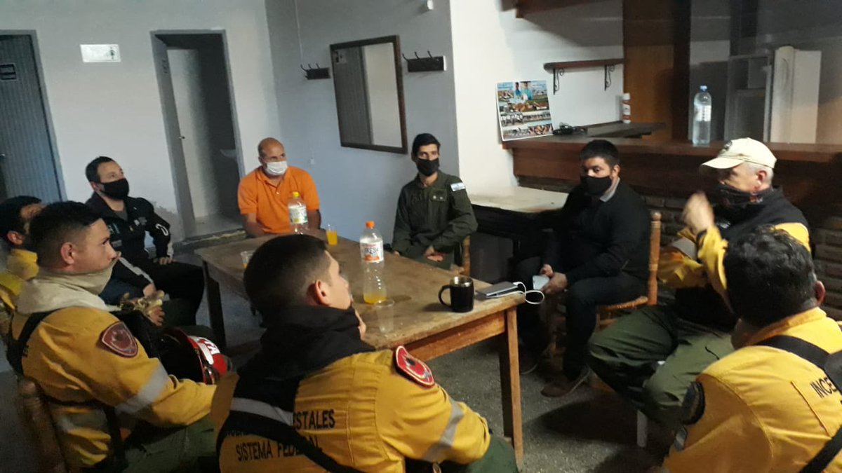 DefensaEr's tweet photo. En un trabajo combinado con organismos de Protección Civil nacionales, de pcia de Buenos Aires y fuerzas se seguridad, operamos desde el Aeroclub de San Pedro para combatir incendios en islas Lechiguanas. Agradecemos la colaboración de @MunicipalidadSP y Bomberos Voluntarios https://t.co/SAjnmaP8W2