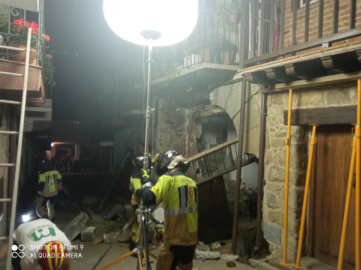 01:30 Estamos interviniendo en San Esteban del Valle por un hundimiento que afecta a varios edificios. Los trabajos durarán aún algunas horas.

No hay heridos.

Con PC de <a href="/sanesayuntamie1/">Ayuntamiento San Esteban del Valle</a> y <a href="/guardiacivil/">Guardia Civil</a>