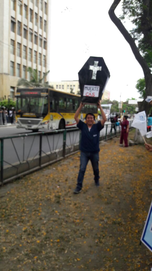 Angell1285's tweet photo. Los CAS de Essalud  solicitan la prórroga de contrato  indeterminado según la Ley 31131, el pase de CAS a 728 en ESSALUD  @FioreMolinelli @EsSaludPeru 
@OsedaYucra @PEDROCASTILLOTE 
@SUNAFILPERU @MTPE_Peru 
@SERVIR_PERU @janeyriboyes
#CasNuncaMasPeru
#CasIndeterminadoLey31131 https://t.co/eoAgRPi9D0