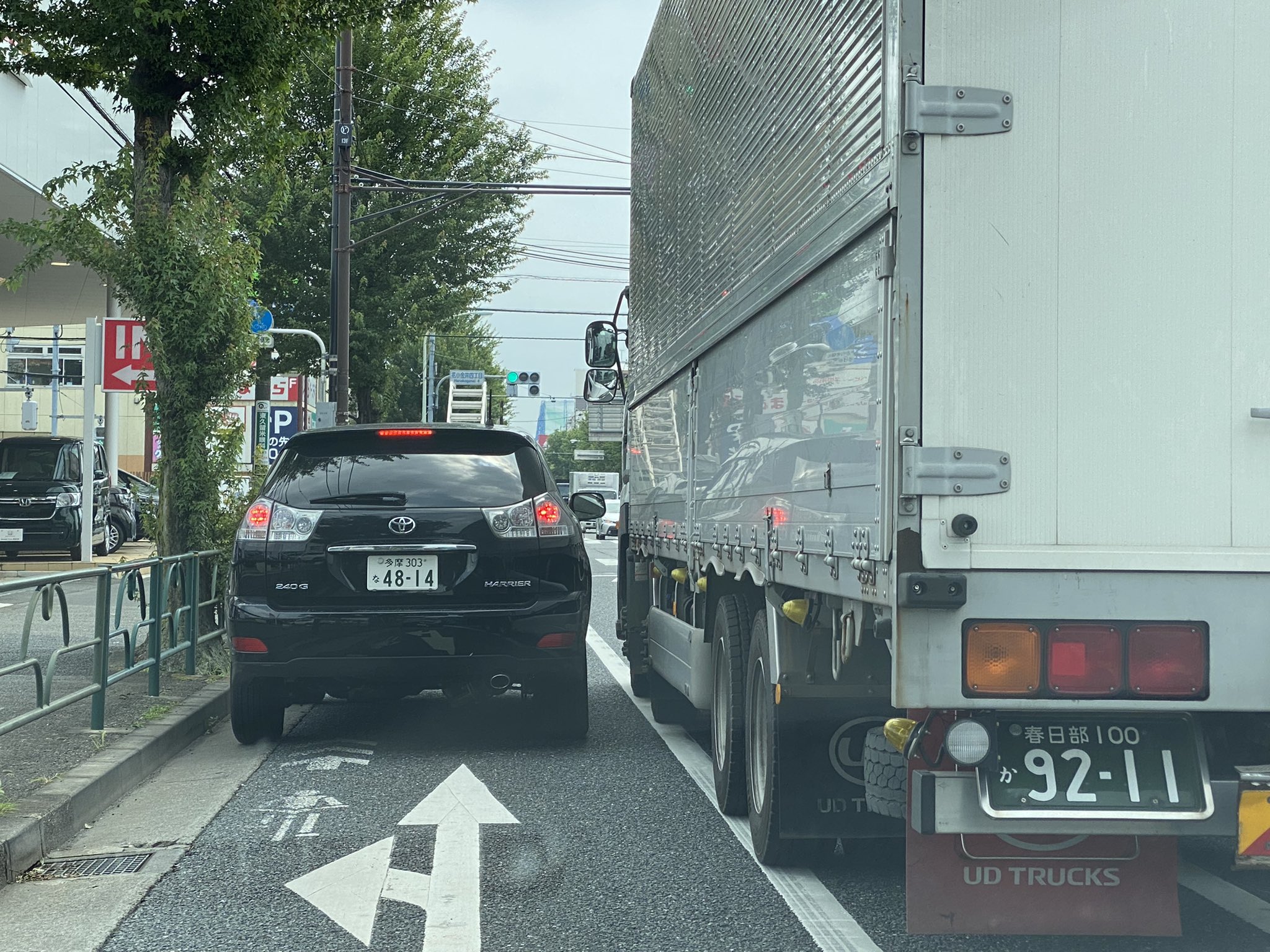 マキセン 東京 こんな感じのクレイジー車幅で作ってる道路が多すぎてみんな車幅感覚研ぎ澄まされすぎ クソでかいジープとかバンバン飛ばしてくる T Co Sgzvz3ve6l Twitter