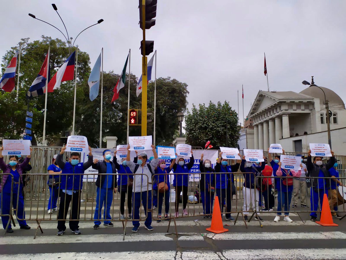 ASPEFISIO's tweet photo. Los fisioterapeutas / terapeutas físicos nos formamos en 5 años de carrera universitaria, seguimos postgrados y venimos siendo pieza clave en la recuperación del movimiento de millones de personas a lo largo de nuestra existencia.
#PL6482
#ColegiodeFisioterapeutasdelPerú https://t.co/VBrazrH1Ri