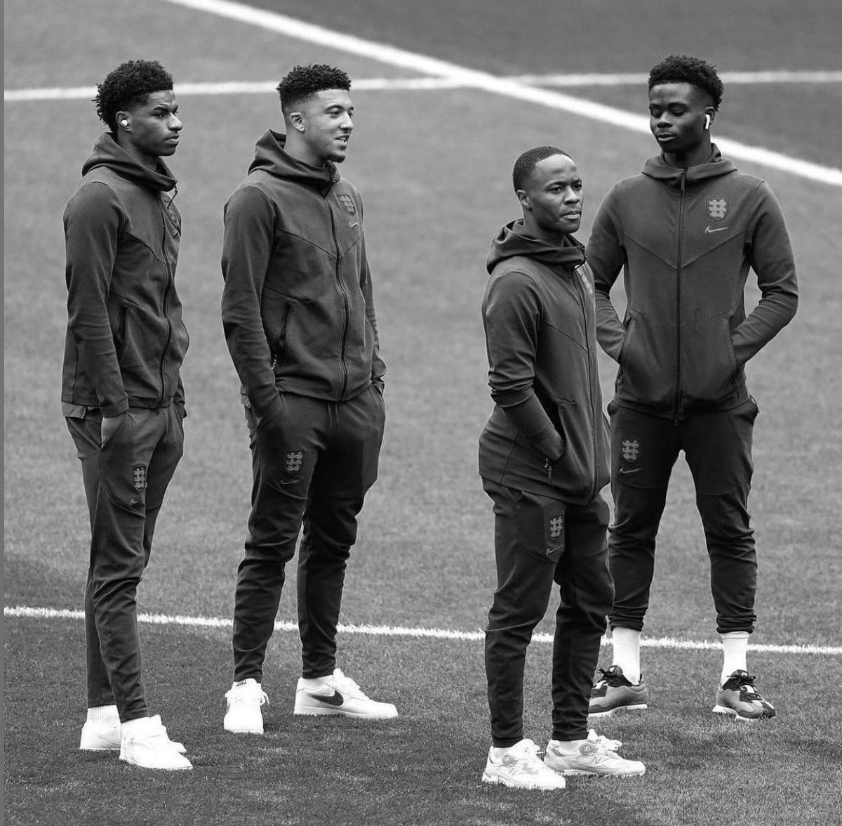jacquiver's tweet photo. El racismo y el odio tenemos que curarlo con amor en las vidas de las personas ✋🏿STOP✋🏿racismo. Hay que iluminar la
Oscuridad.
#racistengland https://t.co/Gl1dQFRMWX