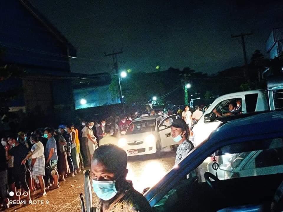hninyadanazaw's tweet photo. People on Monday night seen waiting for hours to get oxygen refills in Yangon as fierce coronavirus outbreak hits Myanmar. 
#WhatsHappeningInMyanmar #COVID19 https://t.co/om0gwWgvX7