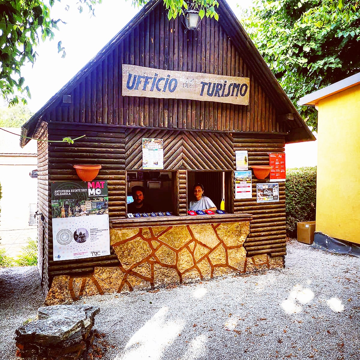 Inaugurato oggi #12luglio il nuovo ufficio turistico di 👉#Caldarola
Orari di #Apertura2021:- dal Lunedì  al Sabato dalle ore 9 alle ore 11  e dalle ore 16.30 alle ore 19.30;- Domenica dalle ore 8:30 alle ore 11.30 INFO: Uff. Turistico 320.8893577- Pro Loco Caldarola 339.8943205