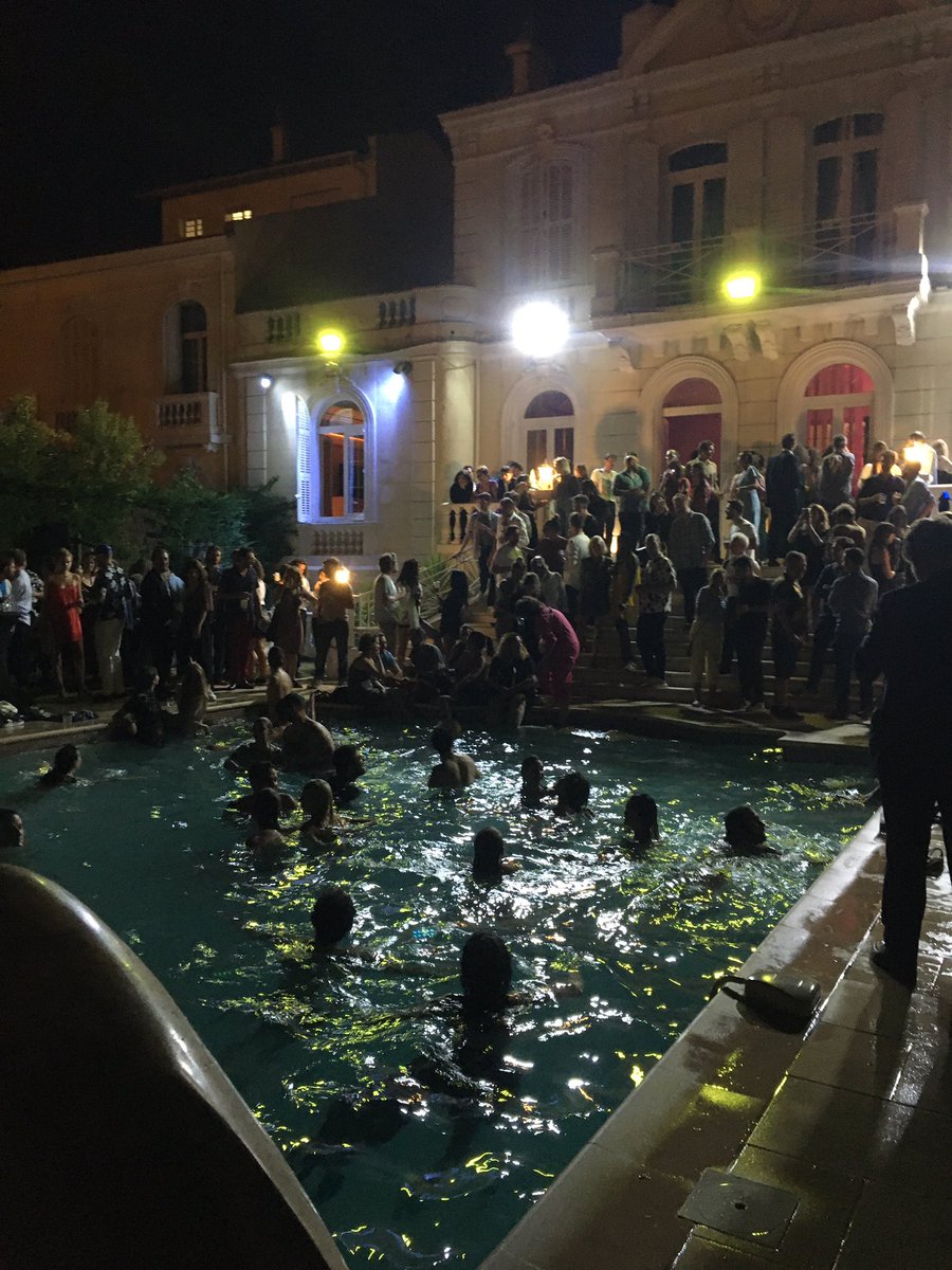 LRAllocine's tweet photo. Soirée cannoise dans grande villa avec piscine #Cannes2021 https://t.co/1RN350K5Lg