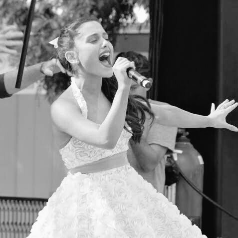 choosearianabr's tweet photo. como foi a era 'tiny elephants/ariana army': uma thread especial e cheia de saudades 🥺🤍 https://t.co/OOGojZiMlW