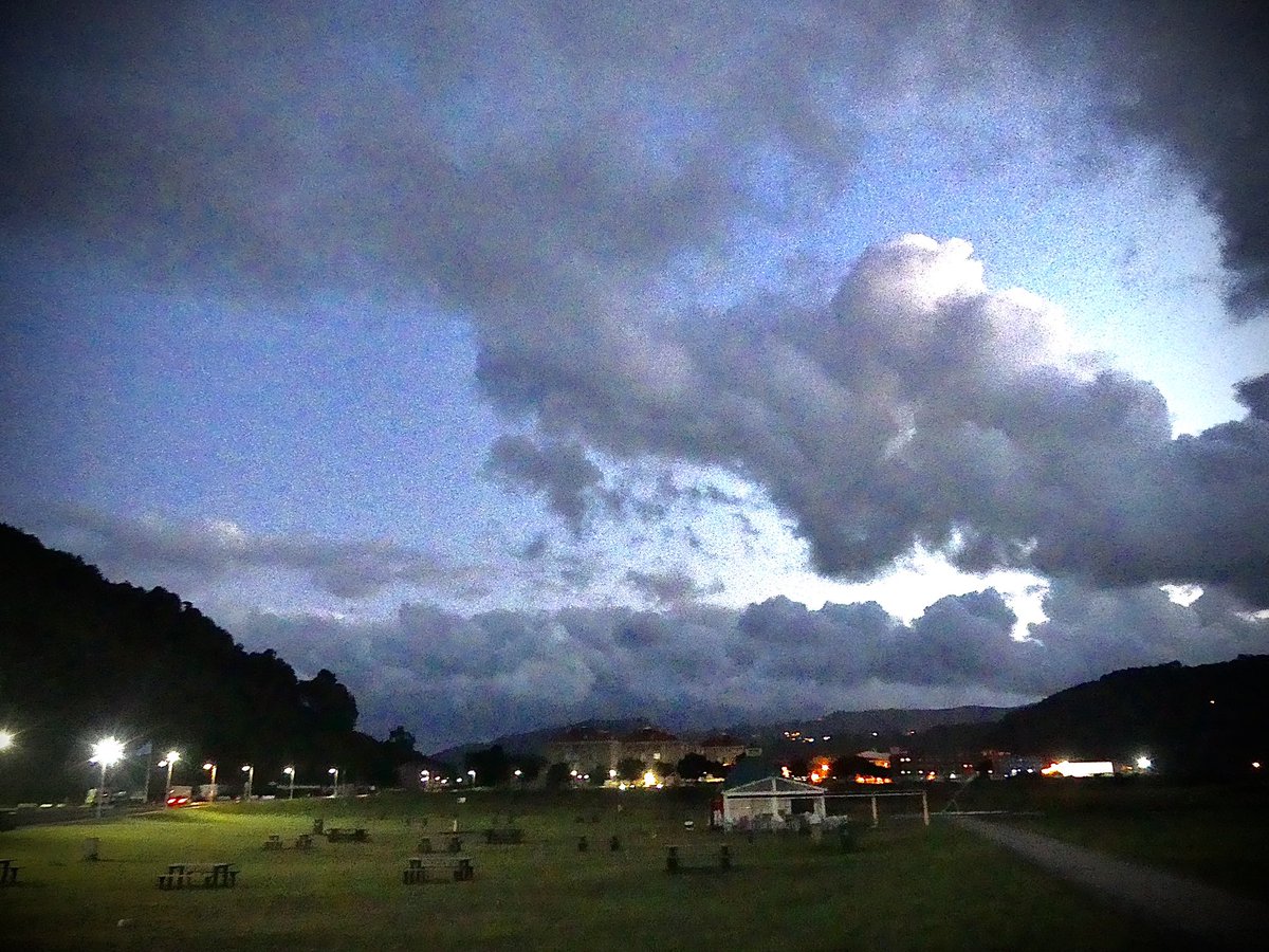 tatial's tweet image. Qué guapa está la playa sin gente #emptybeach