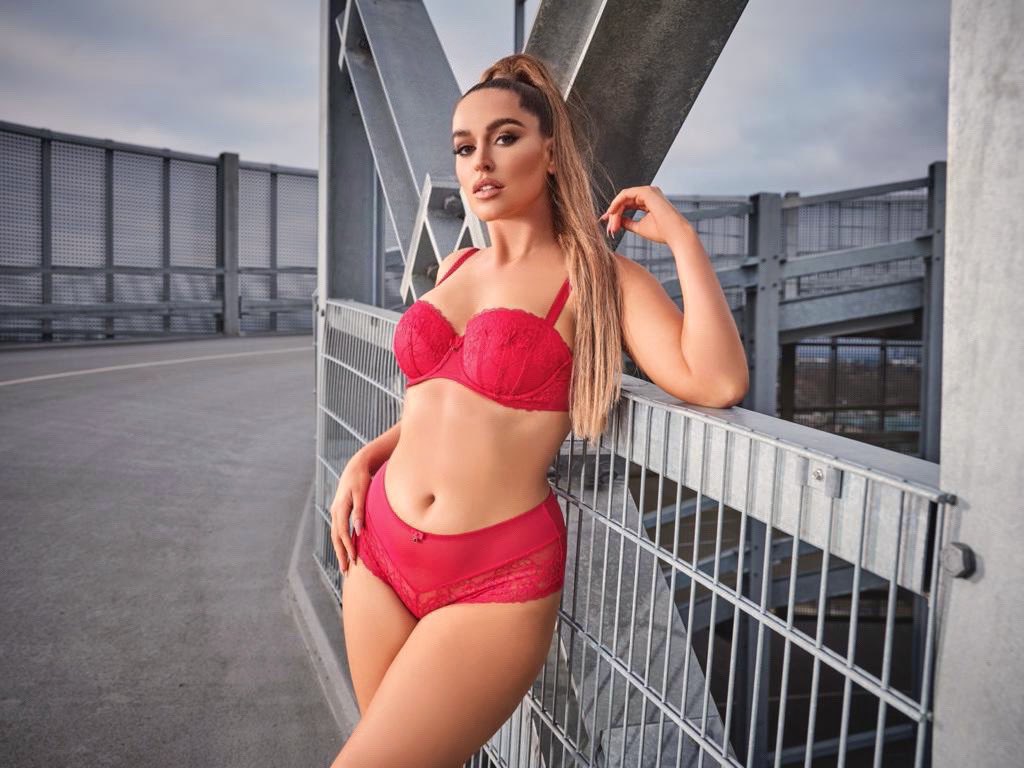 chloe_ross92's tweet photo. When we said it’s coming home we didn’t say when 😜🏴󠁧󠁢󠁥󠁮󠁧󠁿⚽️ until next year boys! @EnglandFootball wearing @AnnSummers ❤️ https://t.co/ghie0kHfXm