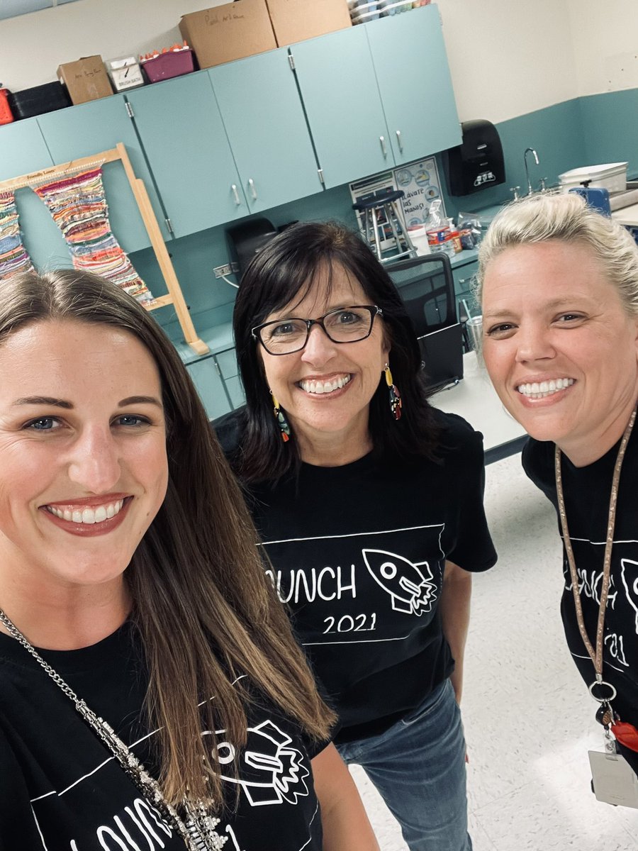 MsJRRISD's tweet image. Crushing day three with this dream team! 🚀 Students &amp;amp; teachers are in a learning groove but things wouldn’t run as smoothly without the hard work of Tiffany &amp;amp; Kim! Shout out to these two! They are always ready to trouble shoot or support teachers &amp;amp; students  #LearningLaunch