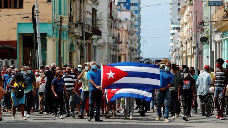 SoyElPuma's tweet photo. Un pueblo que lleva 62 años padeciendo una de las más crueles dictaduras está en las calles exigiendo lo que por derecho les corresponde.
Que los ojos del mundo volteen hacia Cuba.
Oro por toda la isla, y por los cubanos que están anhelando la libertad de su gente.  #SOSCuba. https://t.co/I07oHwO4H5