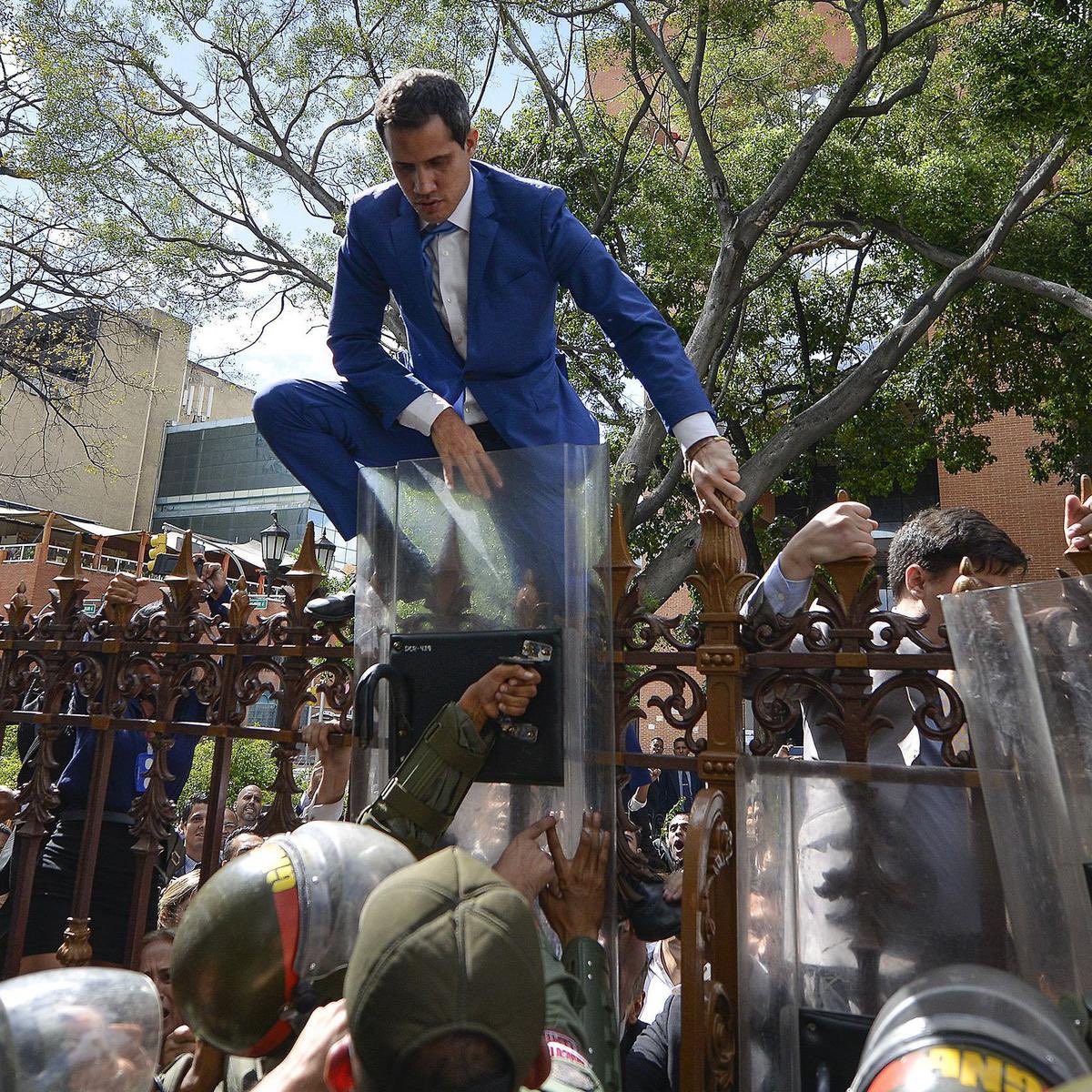 MacroFX27's tweet photo. @delsasolorzano @jguaido Esto esta como aquella vez que Juanito intento saltar la reja... 

Pura pantalla! https://t.co/BKP5mwjrOZ