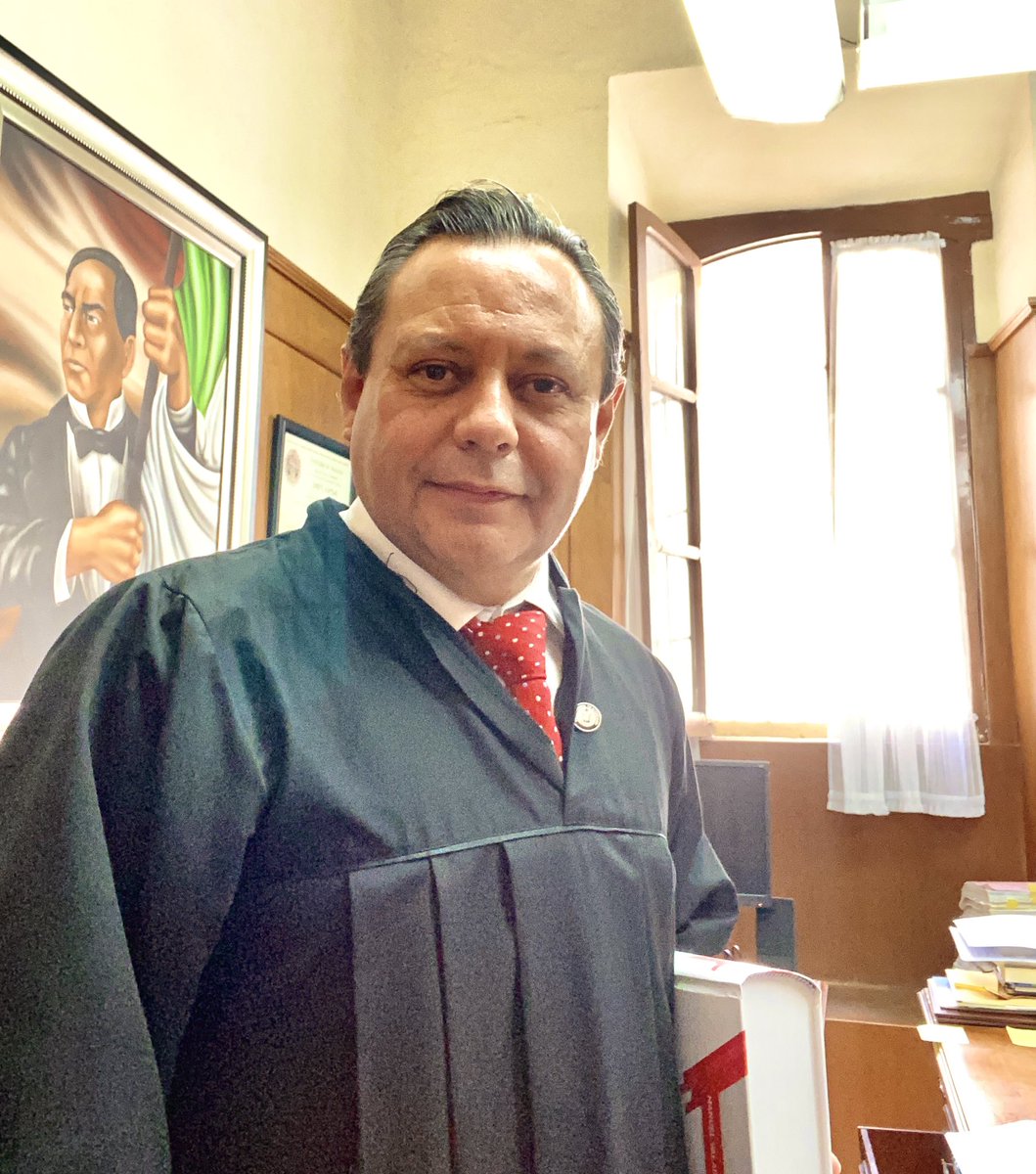 BraulioGuerraU's tweet photo. Propicia ocasión del día del Abogado para reconocer a quienes en el ejercicio de la profesión hacen de ella una digna carrera al servicio de los más débiles, la Justicia, el Estado de Derecho y nuestra sociedad. Gracias @UAQmx donde estudié e instituciones donde he ejercido. https://t.co/cRIHWt2xlG