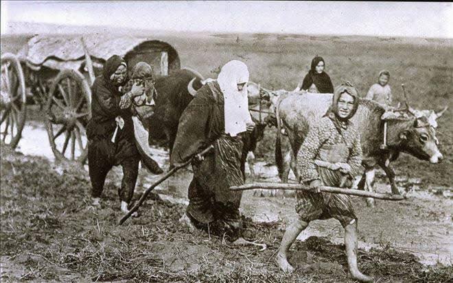 Gercekisisi's tweet photo. Suriyeli kadınlar ve çocuklar savaştan kaçtı diyenler bu fotoğrafa iyi bakın.. Türk'ün kadını da, çocuğu da böyle yüce olur. Kemiklerini sızlatıyorsunuz.. #SınırlarıKapat https://t.co/qmJg0Ow2Un