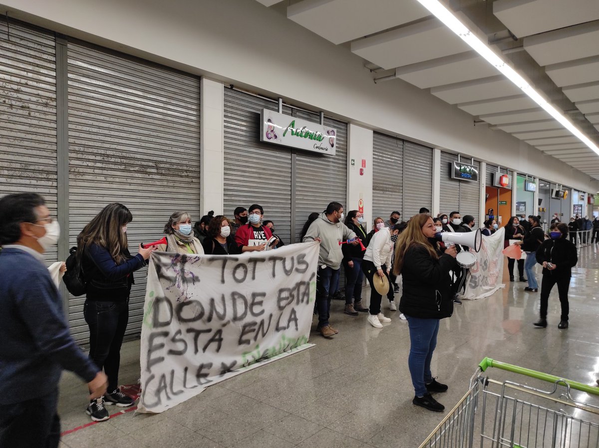 Agitación de hoy en conjunto con otras organizaciones en apoyo a lxs trabajadores del Tottus de la región de Atacama!🔥✊🏼
NO INGRESAR NI COMPRAR EN NINGÚN TOTTUS!! 🔥

#huelgatottusatacama
#udemahistorico 
#soloelpuebloayudaalpueblo

IG:
instagram.com/p/CRPNltKs-x6/…