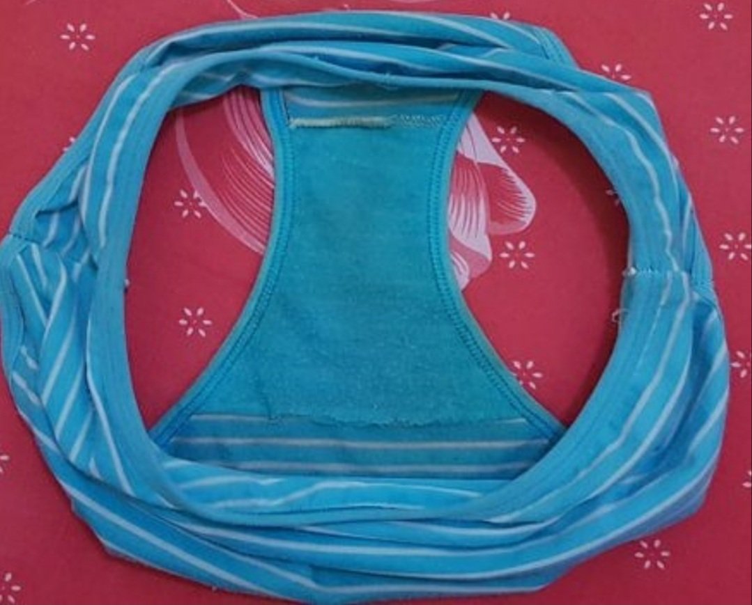 Lembut" banget CD bekas cewe di keluarga aku pas banget buat ngocok kontol ku, setiap hari CD bekas mereka aku nikmati