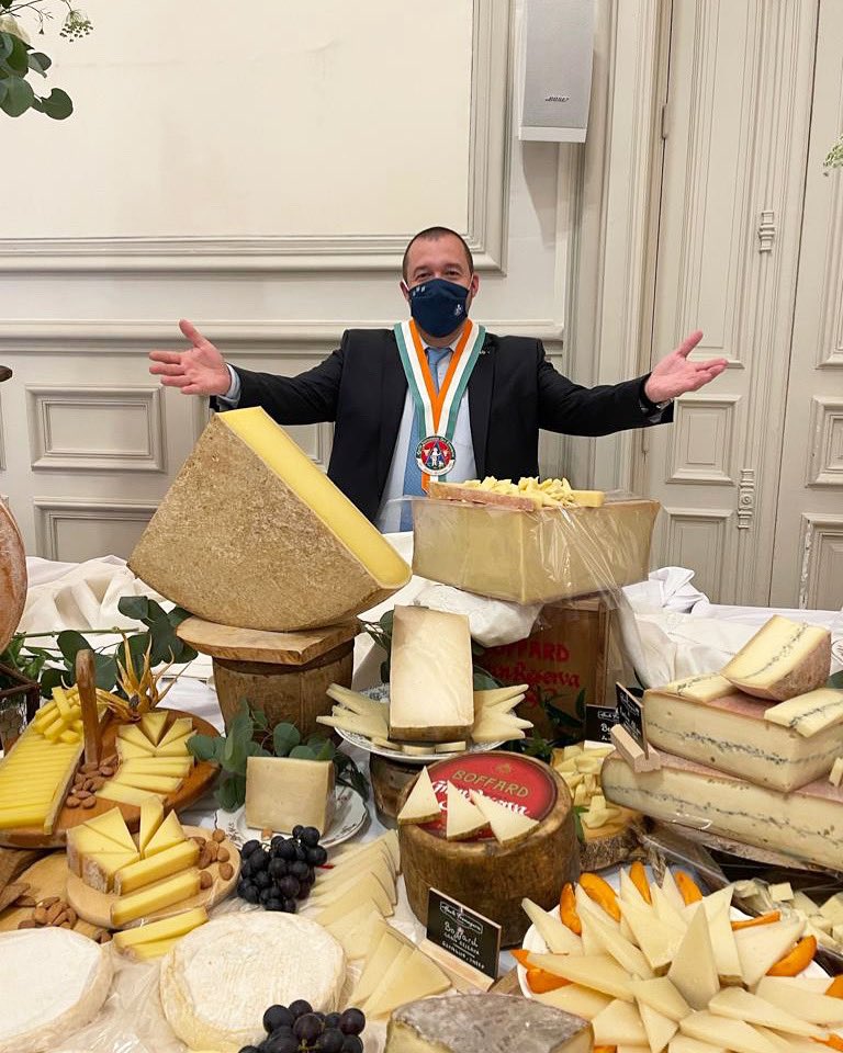 Merci à la guilde des fromagers pour cette jolie médaille et le magnifique buffet de fromages offert en l’honneur du #club_des_chefs_des_chefs
#nosfromagersontdutalent #hmmmdufromage #leclubdeschefsdeschefs #ambassadedefrancedelagastronomie #guillaumegomezpageofficielle