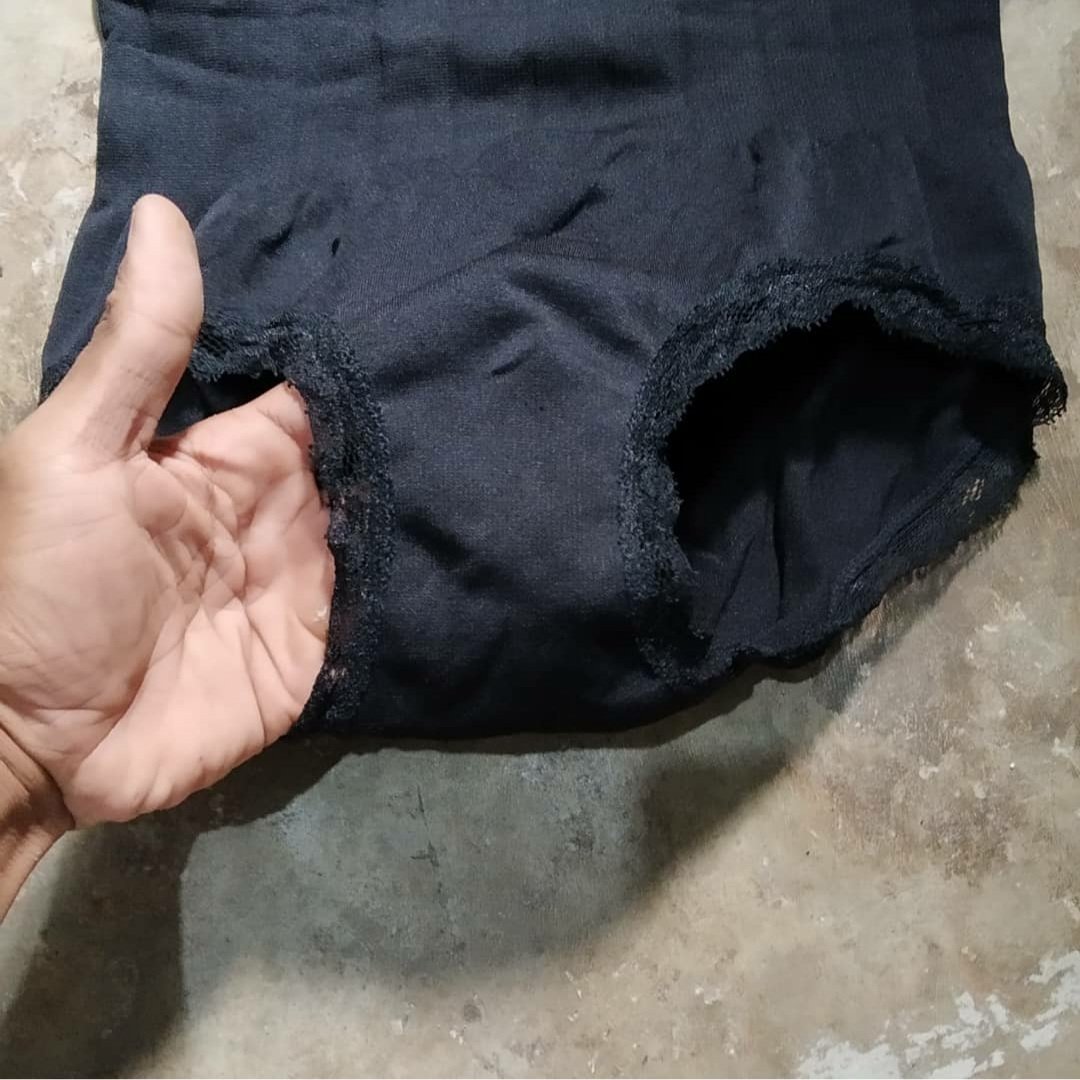 Di kasih pinjam sama temen aku CD bekas mama nya wangi banget memek mama nya
Temen ku ini sohib sejati karna dia sangat nafsu melihat mama ku maka setiao hari pasti aku selalu meminjamkan CD bekas mama ku