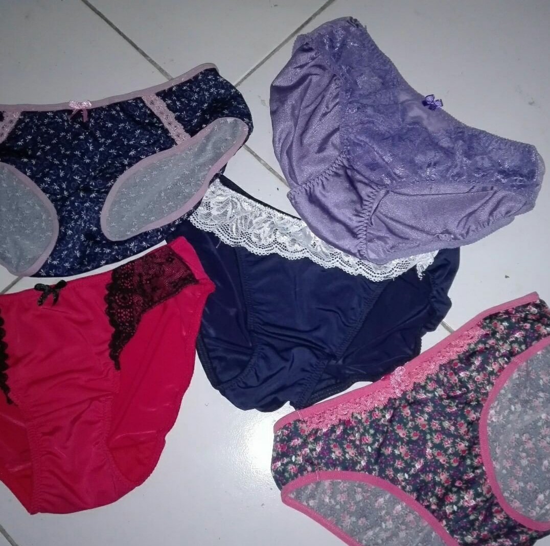 Celana dalam bekas pakai keluarga temen aku ada mama nya, kk perempuanya, dan adik nya yg sering dia pinjam kan ke aku setiap hari selepas pulang kerja selalu aku singah ke rmh nya