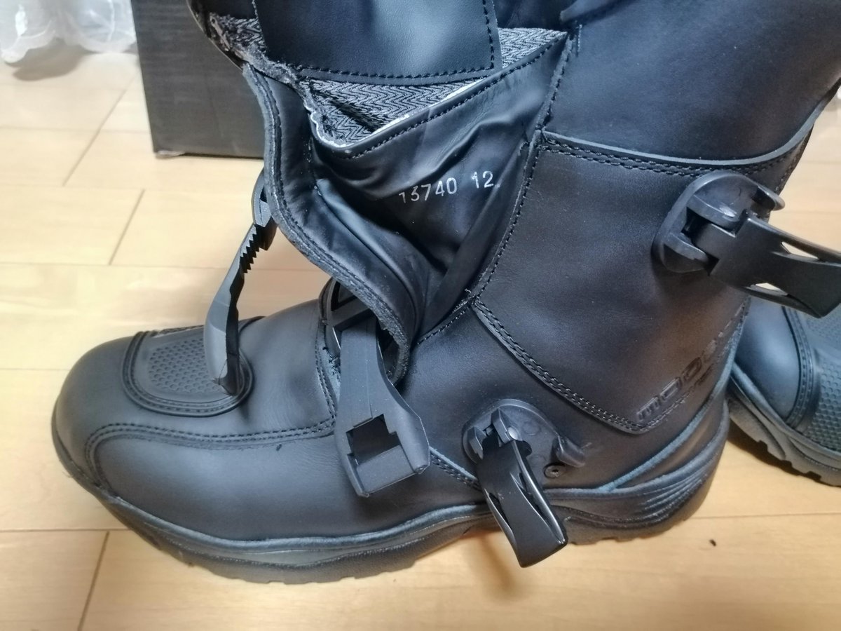 SRV250S_BB's tweet photo. 思いきって買っちゃった。
これで林道走行のケガ防止ができるかな?
実は想定以上に柔らかくて
シフトやブレーキ操作にはいいけど、
プロテクト機能は未知数
足が守られている気がしない。
#modeka
#オフロードブーツ https://t.co/YZz0Fhs602