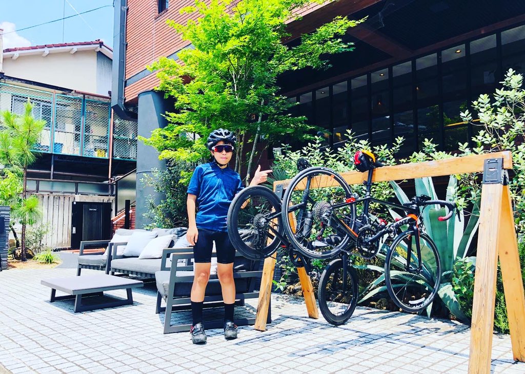 rin_rin_maru0's tweet photo. こちらのお店は渡月橋からも近く嵐山周辺ではなかなか無いサイクルラックを完備❗️さらに見えるところにもサイクルスタンドが‼︎ 店内の全面窓ガラスから愛車を眺めながら食事が出来ます‼︎ それがまたいい感じなんです👍
#cross_bbc #crossburger #嵐山ランチ #嵐山バーガー #嵐山カフェ https://t.co/7ttPFF3HXx