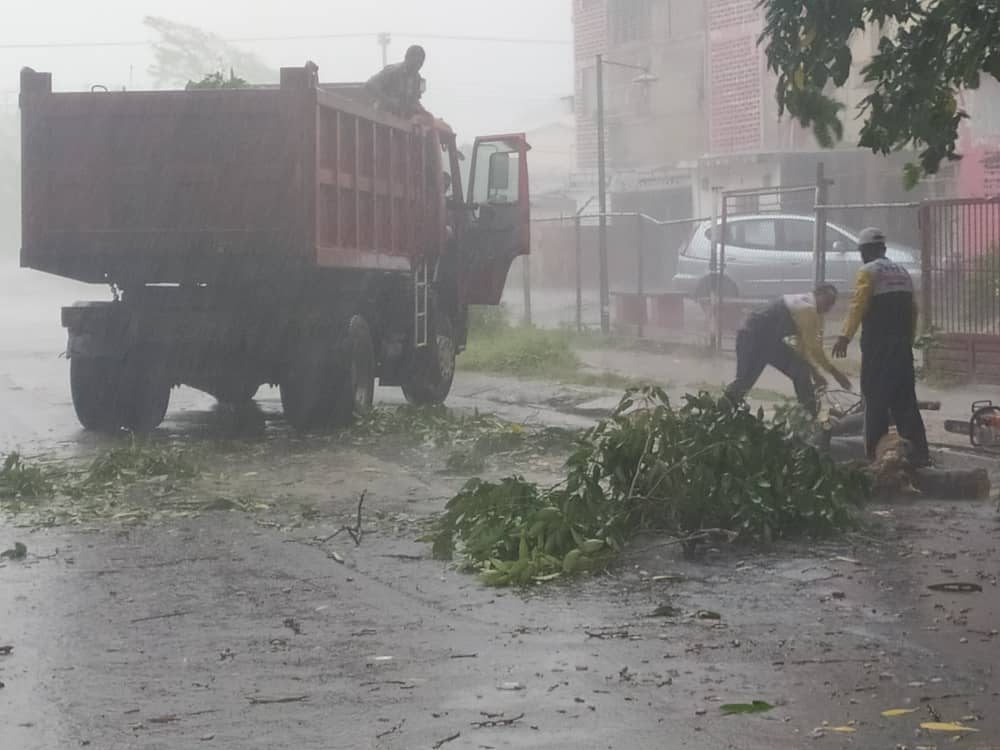 GasconJessiel's tweet photo. #12Jul || #Ahora Atendemos situación dejada por las fuertes lluvias en el Colegio Andrés Bello, parroquia Unare, municipio Caroní. Ante la temporada de lluvias, la gestión del gobernador @GobJustoNoguera está alerta para dar respuestas. @NicolasMaduro #RadicalesContraLaCovid19 https://t.co/gxbMFWFN95