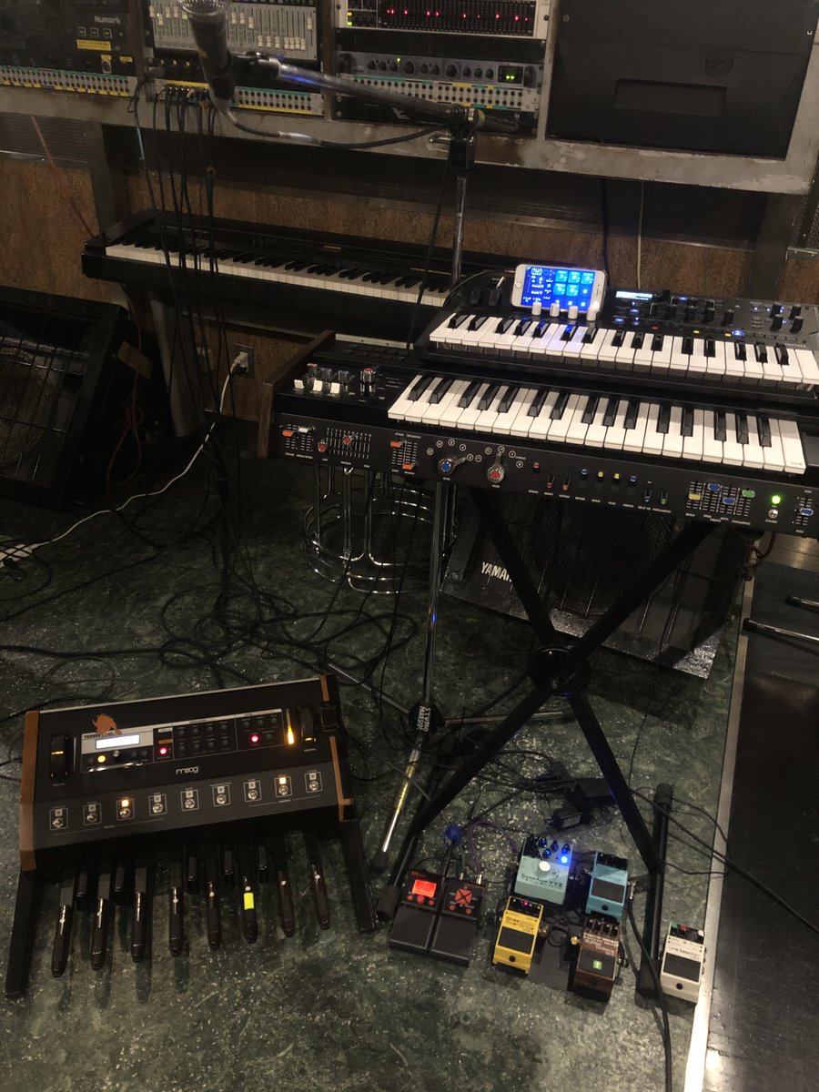 TakMoriwaki's tweet photo. 昨日、スタジオでminiKORG 700FSを初投入した。音は期待通りの存在感。逆にピアノの後ろで鳴らす時は存在感ありすぎるくらい。
問題は2段積みにした時に意外にカッコよくない事。miniKORGは1番上にあるべきなんだな。そういうデザインだし。
#KORG #minikorg700fs https://t.co/ShOeVyCTx3